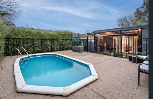 West Albury House | The Weeping Elm - Large and Spacious