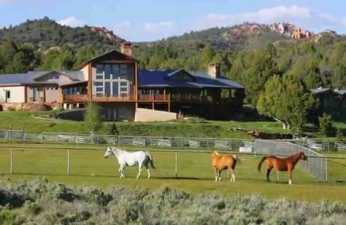 Alton House | The Wildflower, Lodge+guest cabins 26 people
