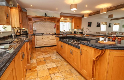 Overton-on-dee Cottage | THE WING, pet friendly, luxury holiday cottage in Bangor-On-Dee