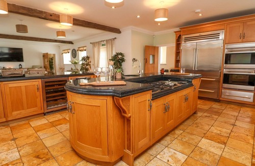 Overton-on-dee Cottage | THE WING, pet friendly, luxury holiday cottage in Bangor-On-Dee