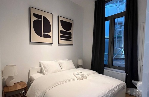 Klein-Antwerpen Apartment | The Workspace with Parking Garage!