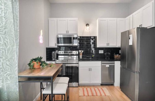 St. Louis Apartment | The Yellow Door Escape Sleeps 6 Hidden Gem