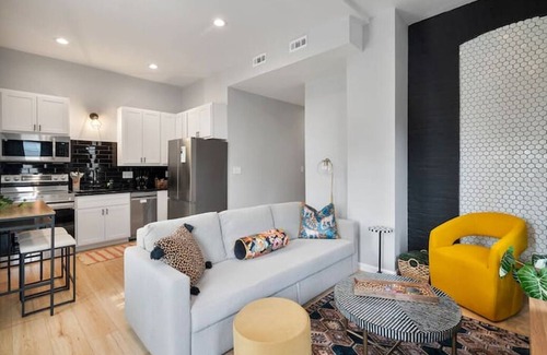 St. Louis Apartment | The Yellow Door Escape Sleeps 6 Hidden Gem