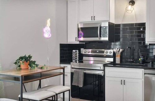 St. Louis Apartment | The Yellow Door Escape Sleeps 6 Hidden Gem