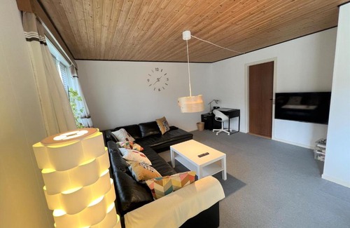 Rodbyhavn Villa | The Yellow House, Beach 5mins Drive, 3BR with free parking, Fast Fiber Internet