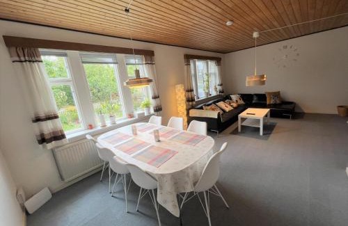 Rodbyhavn Villa | The Yellow House, Beach 5mins Drive, 3BR with free parking, Fast Fiber Internet