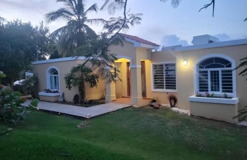 Tierras Nuevas Saliente House | The Yellow House: Fully Equipped, Spectacular Beach View