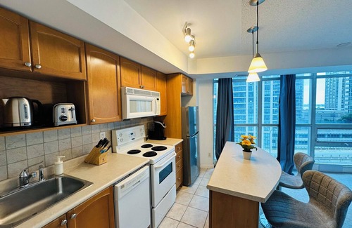 Downtown Toronto Apartment | The Yonge Suites - Downtown Elegance