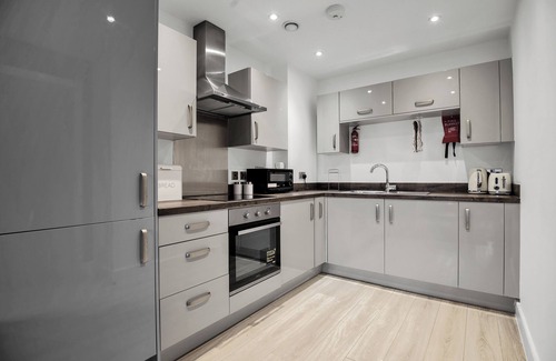 Coventry Apartment | The Zenith Suite Sleeps 3 People. Discount for Weekly long-term stays! AirbnbUni