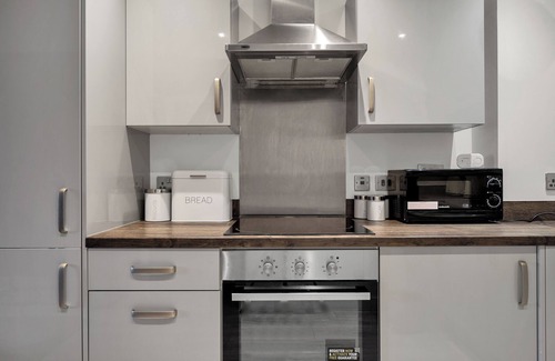 Coventry Apartment | The Zenith Suite Sleeps 3 People. Discount for Weekly long-term stays! AirbnbUni