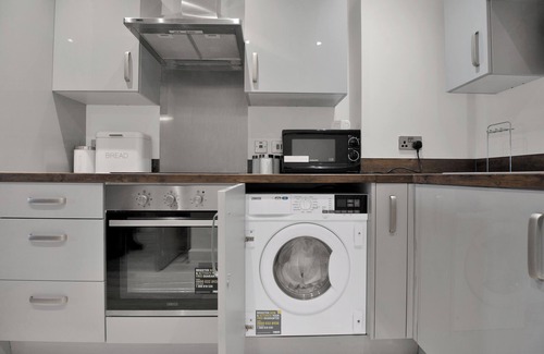 Coventry Apartment | The Zenith Suite Sleeps 3 People. Discount for Weekly long-term stays! AirbnbUni