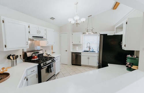 San Antonio House | TheKindred-Chic4BR Pool+PoolTable+Foosball+Arcade!