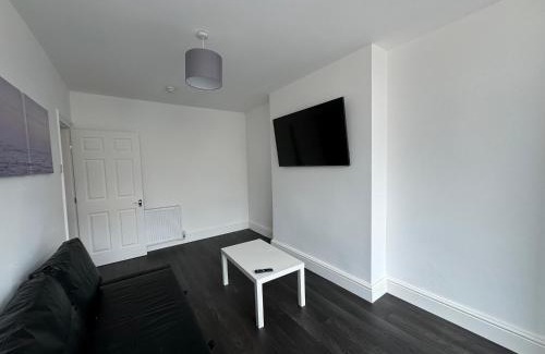 North Shore Apartment | Theo apartment 150 meters from the winter gardens large groups welcome