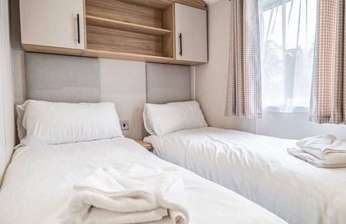 Kelso Apartment | These 3-bedroom gold caravans sleep up to 8 with an optional sleeper sofa in the lounge and offer co