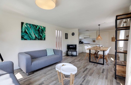 Municipality of Harderwijk House | These romantic wooden chalets can hold 4-5 people, and are detached and decorated with comfort. In the comfortable living room, you will find the seating- and dining area. The chalet has 2 bedrooms.
