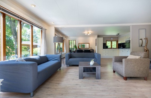 Municipality of Harderwijk House | These wooden chalets are spacious and offer great convenience and comfort, and have a surface area of about 75 m². They are suitable for 4 people, are detached, and nicely decorated. In the living room you will find the seating- and dining area.