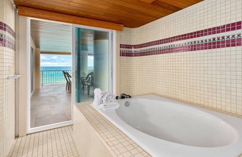 Kailua-Kona House | 🌴This beautiful, one of a kind 3-story home is located directly on the shoreline in Kona🌴