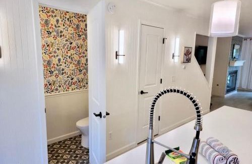 Saugatuck House | This Charming 2 bed condo is next to downtown Saugatuck and includes a pool!
