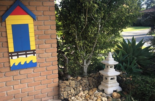 Rosebud Apartment | This cosy unit offers a prime location — walking distance tothe beach and shops