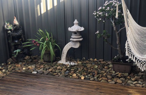 Rosebud Apartment | This cosy unit offers a prime location — walking distance tothe beach and shops