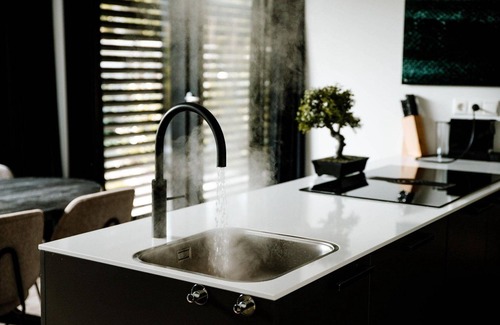 Elst House | This Eco-Lode is furnished for six persons as well but also has an extra hot tub. This means you can relax completely from your own patio and grab your own wellness moment!