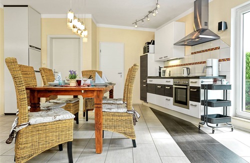 Kaltenhof House | This holiday home has a living space of 110 m², sleeps up to 6 people, two parki