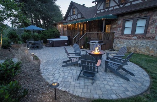 Candler House | This house is a 5 bedroom(s), 2.5 bathrooms, located in Candler, NC.