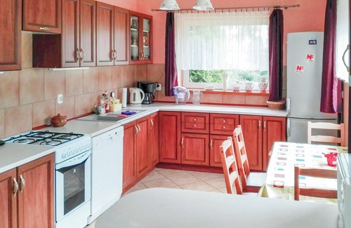 Pomerania Province House | This large cottage is located on an undisturbed property by the pine forest.