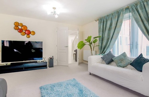 Abingdon Cottage | This large spacious house in a quiet residential area is an ideal getaway for all the family.