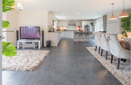Abingdon Cottage | This large spacious house in a quiet residential area is an ideal getaway for all the family.