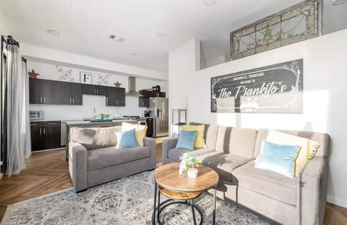 Edgehill Condo | This modern 1-bedroom, 1-bath condo is located in the heart of Downtown, just 1.2 miles from Broadway’s live music, incredible dining, and local attractions. Perfect for couples, solo travelers, or business guests.