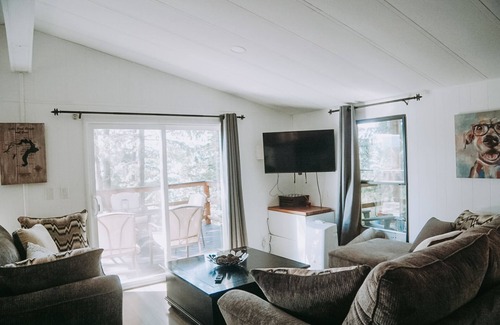 Sagle House | This Pet-Friendly, Cedar Forest Retreat with lake view of Murphy Bay 1000MB WIFI