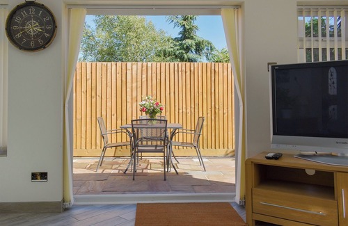 Poole Cottage | This pet-friendly property is family retreat.