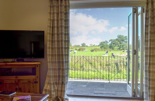 Huxley Cottage | This spacious property for 4 has extensive views and an abundance of attractions close by.