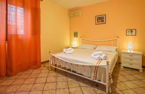 Vittoria House | This spacious Sicilian-style vacation home with private pool is located in the middle of a 20,000 m²