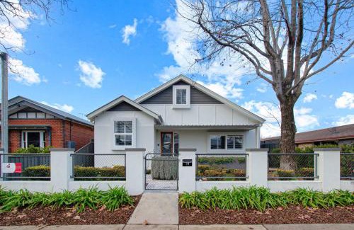 Wagga Wagga House | Thorne St Luxe Loft - CBD Location, Modern Design