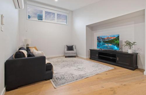 Wagga Wagga House | Thorne St Luxe Loft - CBD Location, Modern Design