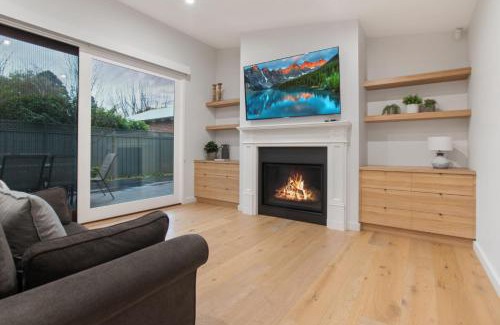 Wagga Wagga House | Thorne St Luxe Loft - CBD Location, Modern Design