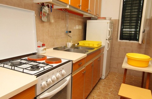 Komiza Apartment | Three bedroom apartment with terrace and sea view Komiža, Vis (A-2440-a)