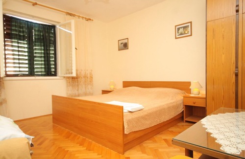 Komiza Apartment | Three bedroom apartment with terrace and sea view Komiža, Vis (A-2440-a)
