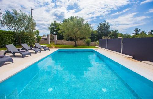 Vosteni Apartment | Three-Bedroom Apartment Mir with Private Infinity Pool