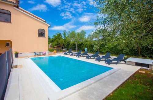 Vosteni Apartment | Three-Bedroom Apartment Mir with Private Infinity Pool
