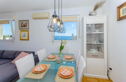 Znjan Apartment | Three bedroom apartment with sea view and secure private garage