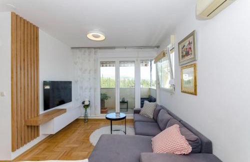 Znjan Apartment | Three bedroom apartment with sea view and secure private garage