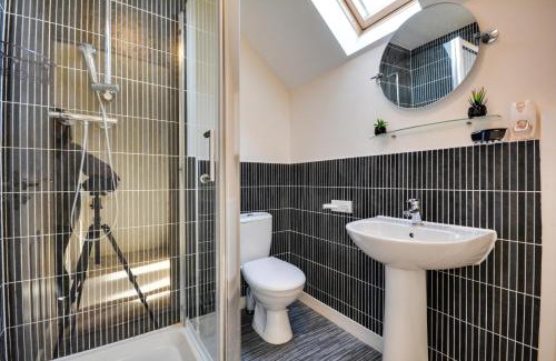 Runcorn House | Three Bedroom House in Runcorn By The Lake with Parking