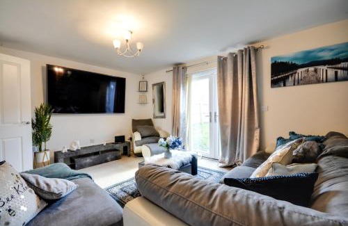 Runcorn House | Three Bedroom House in Runcorn By The Lake with Parking