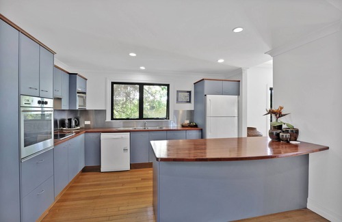 Point Lookout House | Three bedroom townhouse on Cylinder Headland and close walking distance.