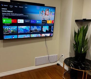 Mississauga Apartment | Three Bedrooms House in Mississauga with free parking Conveniently located with easy access to the airport downtown Toronto major malls and highways for a seamless stay