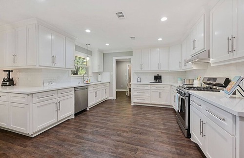 Bryan Apartment | Three Oaks Estate: Sleeps 10+Large Yard