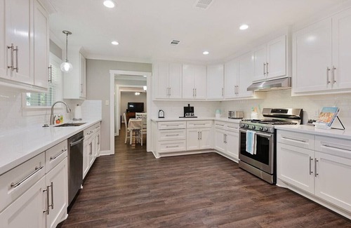 Bryan Apartment | Three Oaks Estate: Sleeps 10+Large Yard
